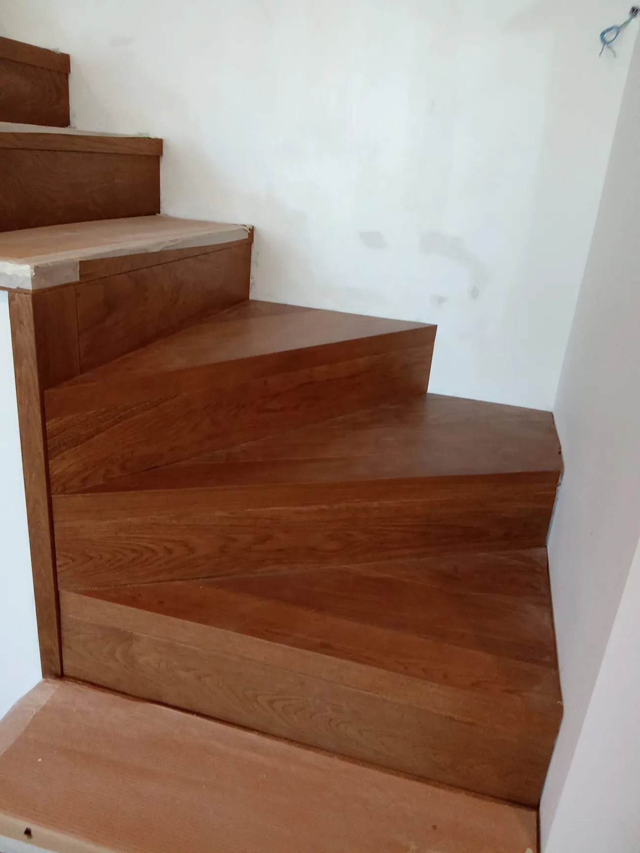 Escalera de madera a medida en una vivienda de Marbella