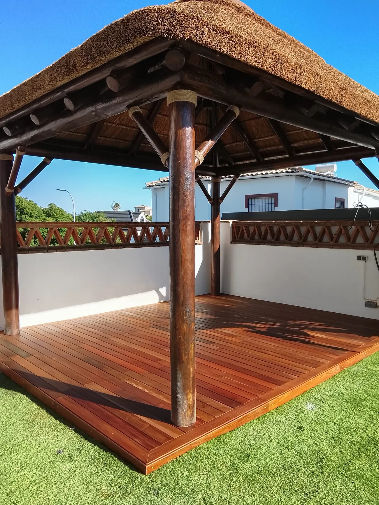 Cubierta de paja y brezo sobre cenador de madera en Marbella
