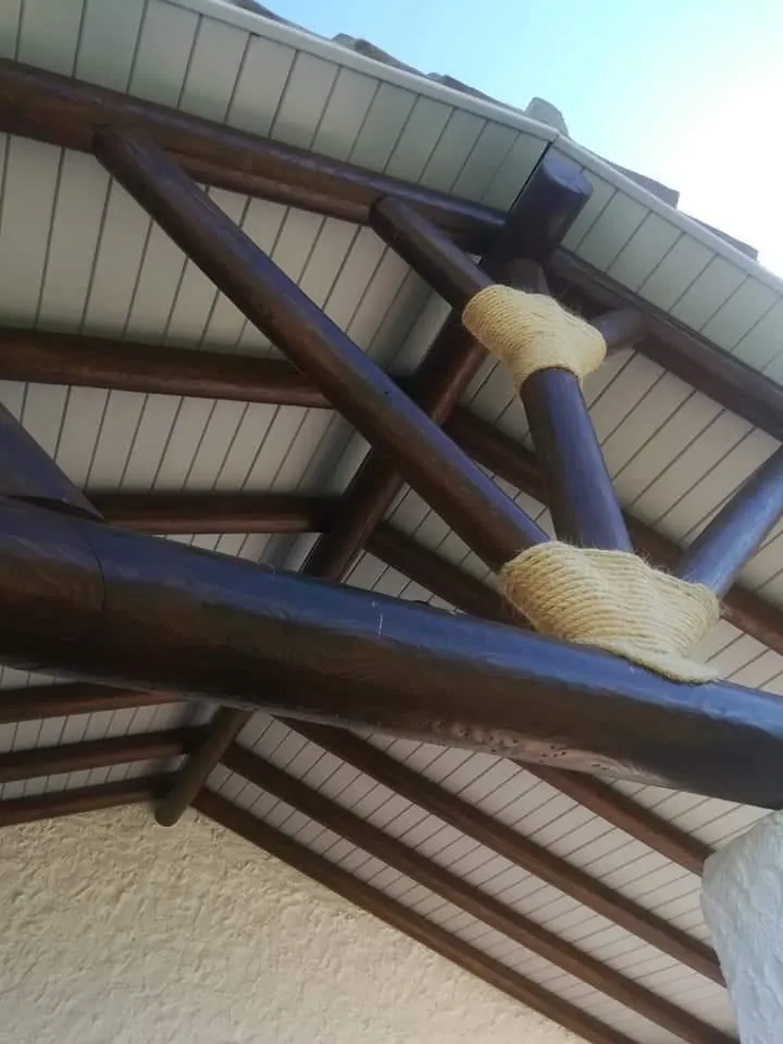 Detalle de ensamblaje de vigas de madera redonda