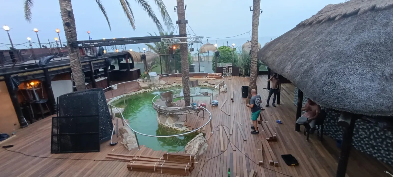 Beach club de madera con tarima y cubierta de paja en construcción en Marbella