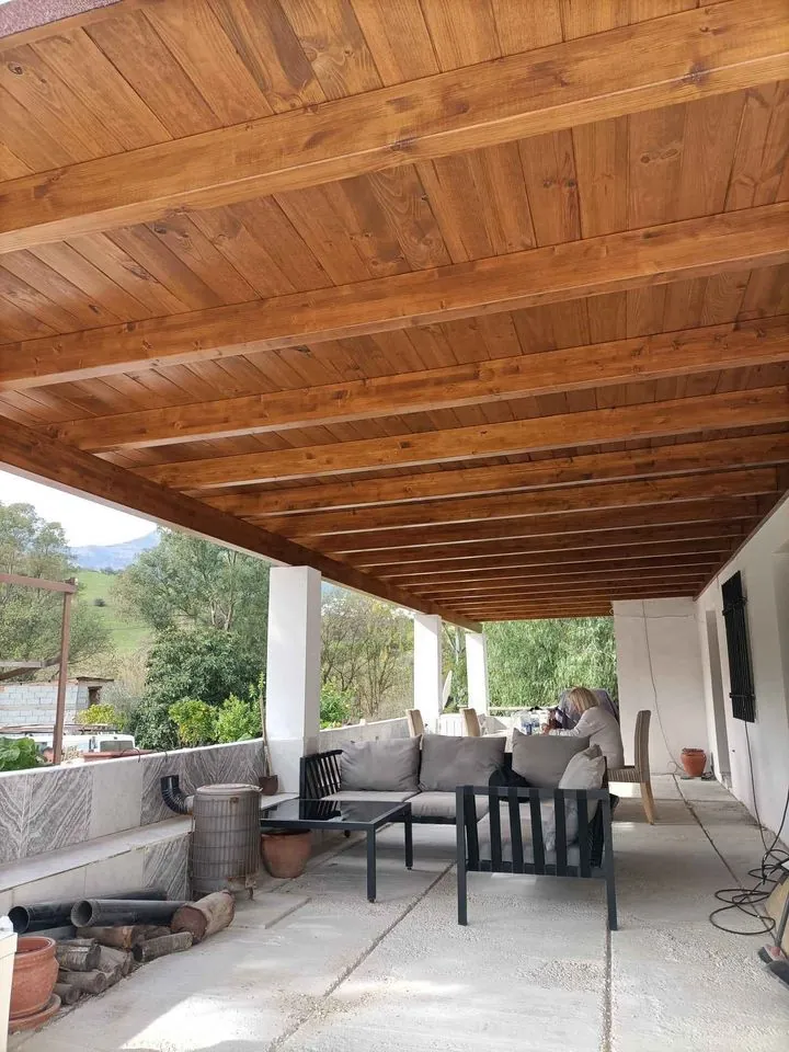 Porche de madera con vistas al mar en una terraza de Marbella