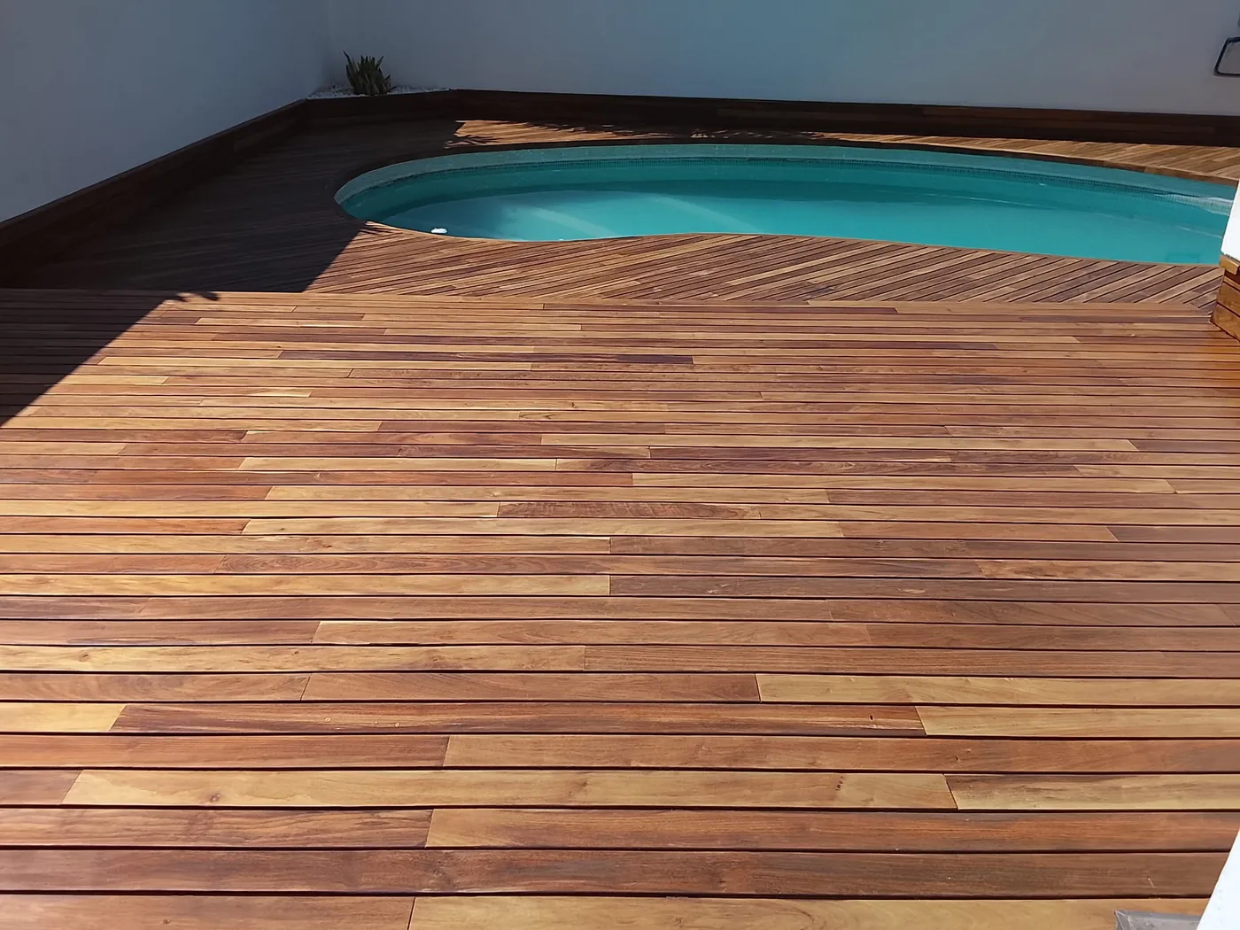 Tarima de madera tropical alrededor de piscina en Marbella