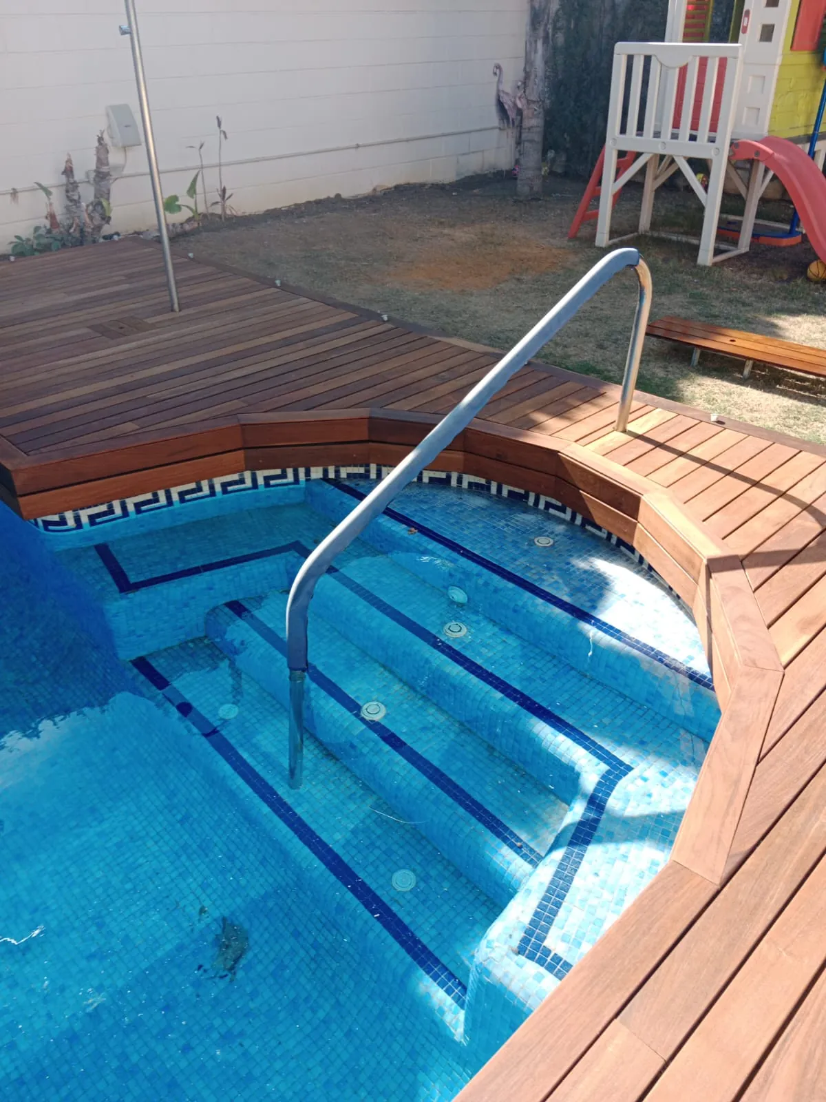 Tarima de madera tropical alrededor de una piscina en Marbella